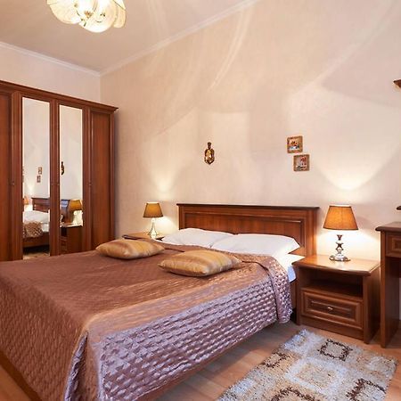Home Hotel Apartments On Khreshchatyk Area Киев Екстериор снимка